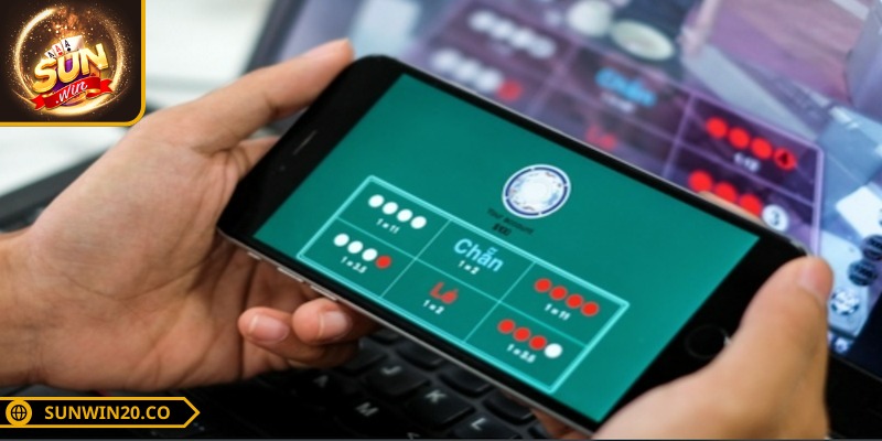 Thay vì chơi trên website hãy tải app cổng game